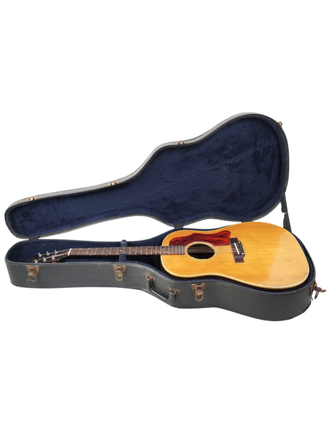 A vintage Gibson G-100 acoustic guitar case, perfectly designed for the 1968 USA J-50 model, exuding timeless charm.