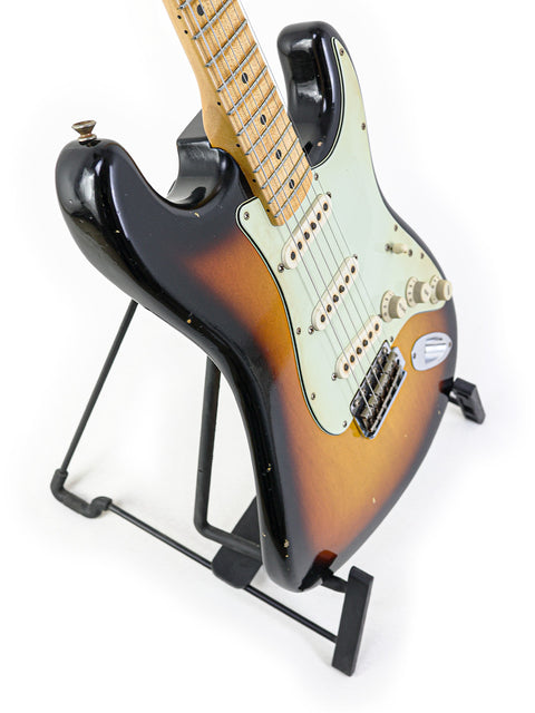 Fender John Cruz Master Built ‘64 Stratocaster Relic with a striking black body and beautiful sunburst finish.