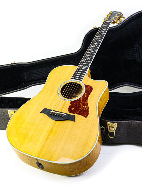 Taylor D-18CE acoustic guitar, crafted in 2003 in the USA, featuring a classic look and exceptional sound quality.