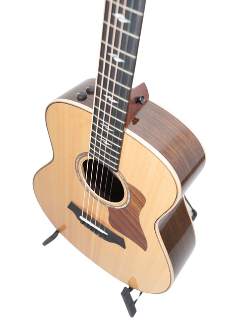 Taylor LP-1 acoustic guitar, GT 811e model from the USA, 2022, featuring a beautiful finish and classic acoustic sound.