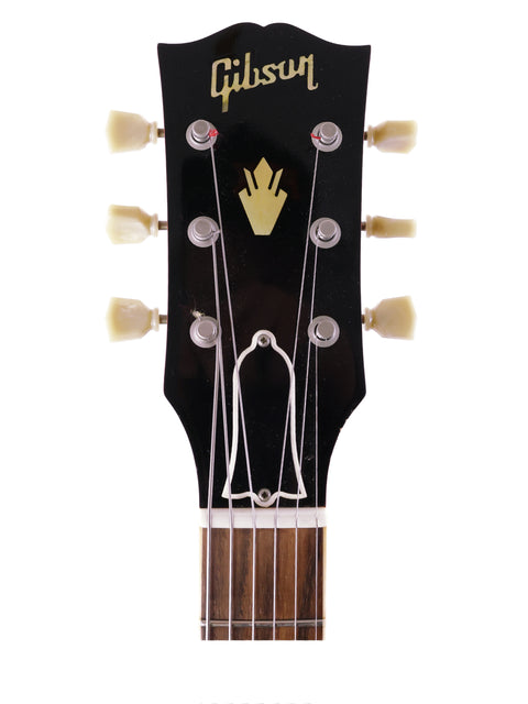 Close-up of a Gibson Les Paul Custom Shop guitar, highlighting its elegant features and rich sound, ideal for rock enthusiasts.
