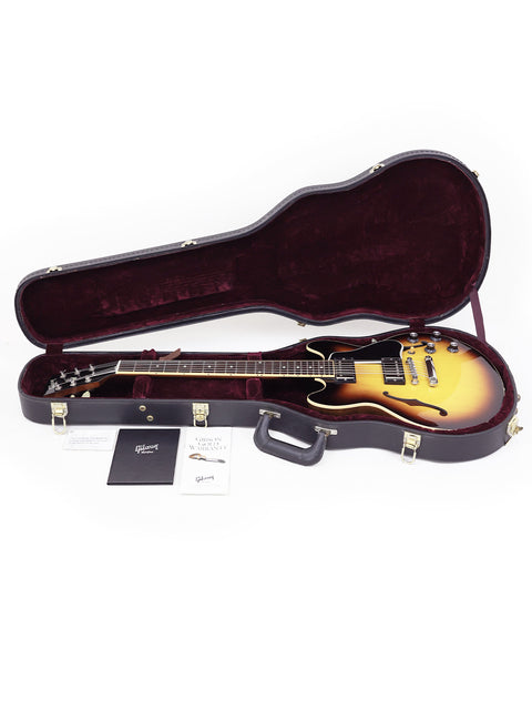 The image features a guitar case containing a Gibson Custom Shop ES 339 Memphis, USA 2009, reflecting its artistic beauty.