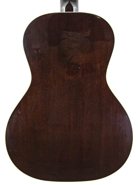 A brown guitar, the Gibson 30s L-00 True Vintage, elegantly presented on a white background.