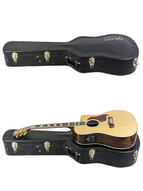 A case holds two guitars, including a Gibson Songwriter Studio Deluxe EC - USA 2014, highlighting their craftsmanship.
