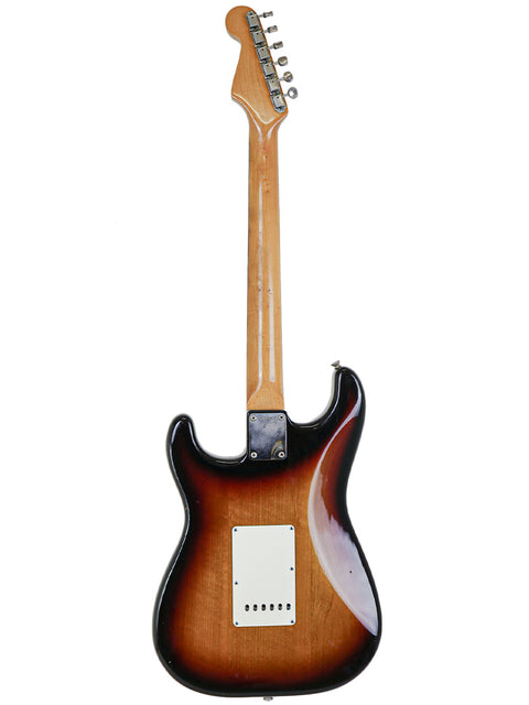 Brown-bodied Vintage Fender AVRI ‘62 Stratocaster from 1982, complete with a stylish black pickguard.