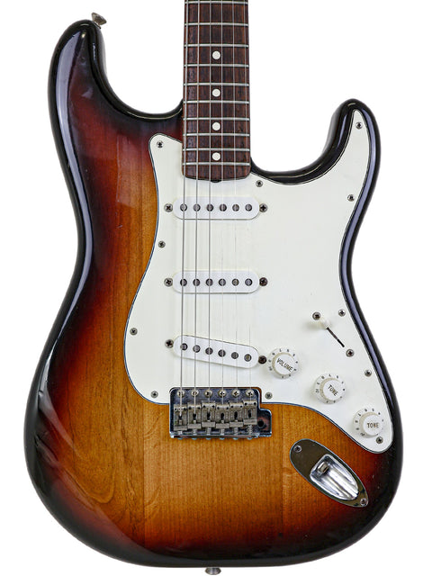 Vintage Fender AVRI ‘62 Stratocaster in sunburst finish, showcasing its classic design and timeless appeal.