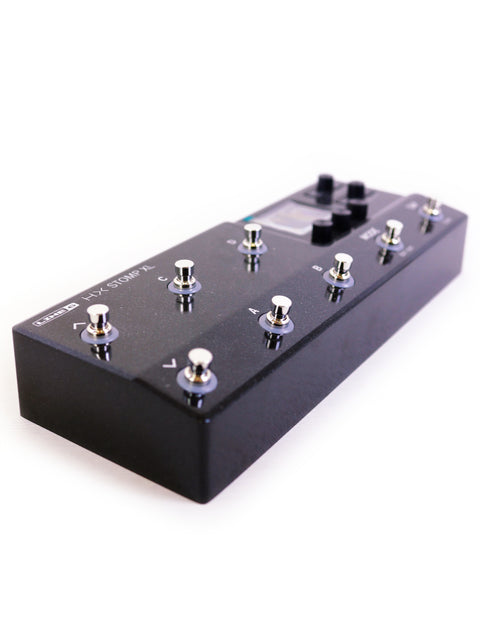 A black pedalboard with five knobs, highlighting the 2022 Line 6 HX STOMP XL Guitar Processor.
