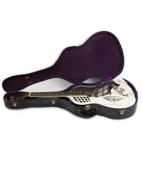 Inside a purple guitar case, a white National Tricone Style 1.5 Squareneck guitar from 1932, USA, is displayed.