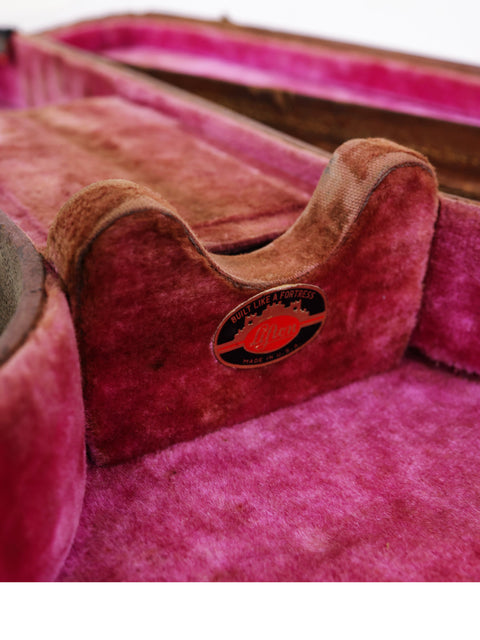 Lifton 50s Gibson guitar case in pink velvet, adorned with a striking red heart on its exterior.